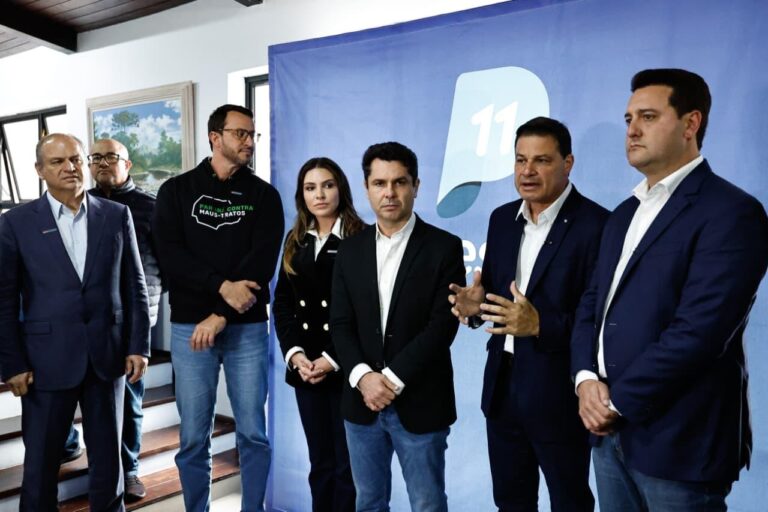 Sandro-Alex-durante-anuncio-de-apoio-formal-da-federacao-Foto-Divulgacao-PSD-PR-768x512